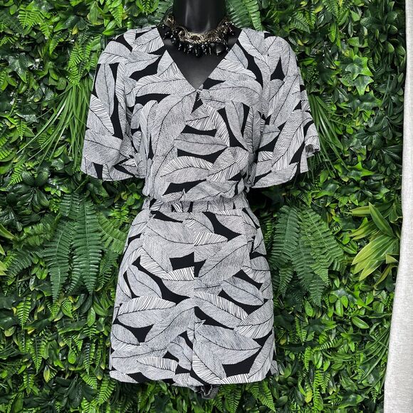 LOFT Romper Women 4P Black White Fern Floral Shorts Jumpsuit Flutter Sleeve 2193 - Picture 5 of 13